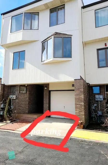 Spacious 3 Level Condo/Townhouse, Free Parking. New York